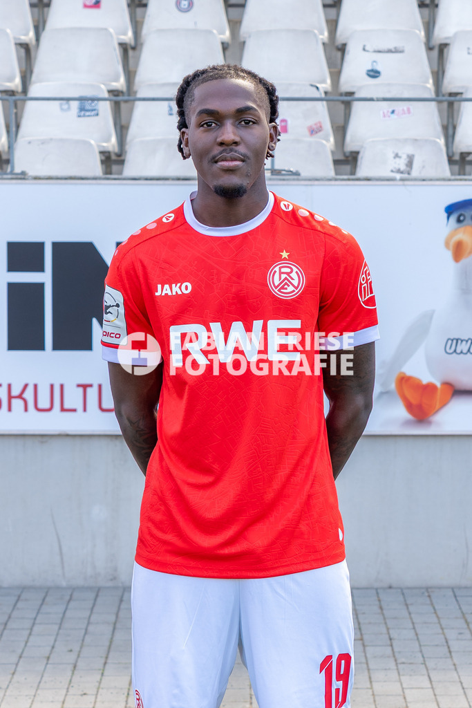 Rot-Weiss Essen; 3. Liga, Portraettermin 2026/2027, Foto: Eibner-Pressefoto/Fabian Friese | Franci Bouebari (Rot-Weiss Essen, #19),Rot-Weiss Essen; 3. Liga, Portraettermin 2026/2027, Foto: Eibner-Pressefoto/Fabian Friese - Realisiert mit Pictrs.com