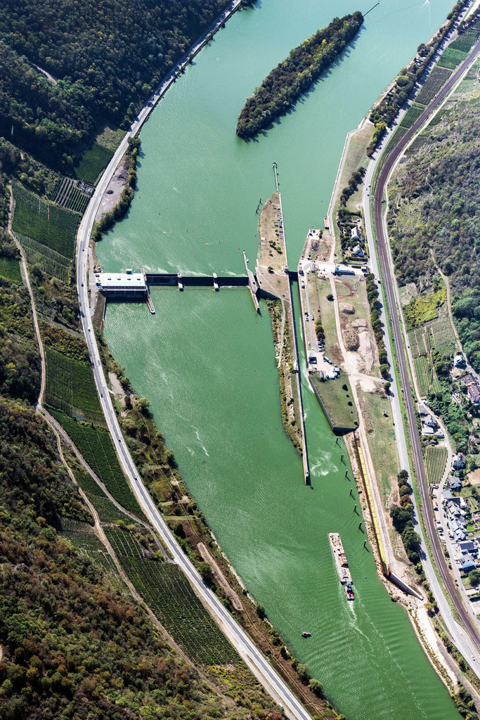 dr__0055954.jpg | LEHMEN 17.09.2020 Sperrwerk- Schleusenanlagen der Mosel in Lehmen im Bundesland Rheinland-Pfalz, Deutschland. Weiterführende Informationen bei: Wasser und Schifffahrtsverwaltung des Bundes (WSV). // Lockage of the of the river Mosel in Lehmen in the state Rhineland-Palatinate, Germany. Further information at: Wasser und Schifffahrtsverwaltung des Bundes (WSV). Foto: Daniel Reiter