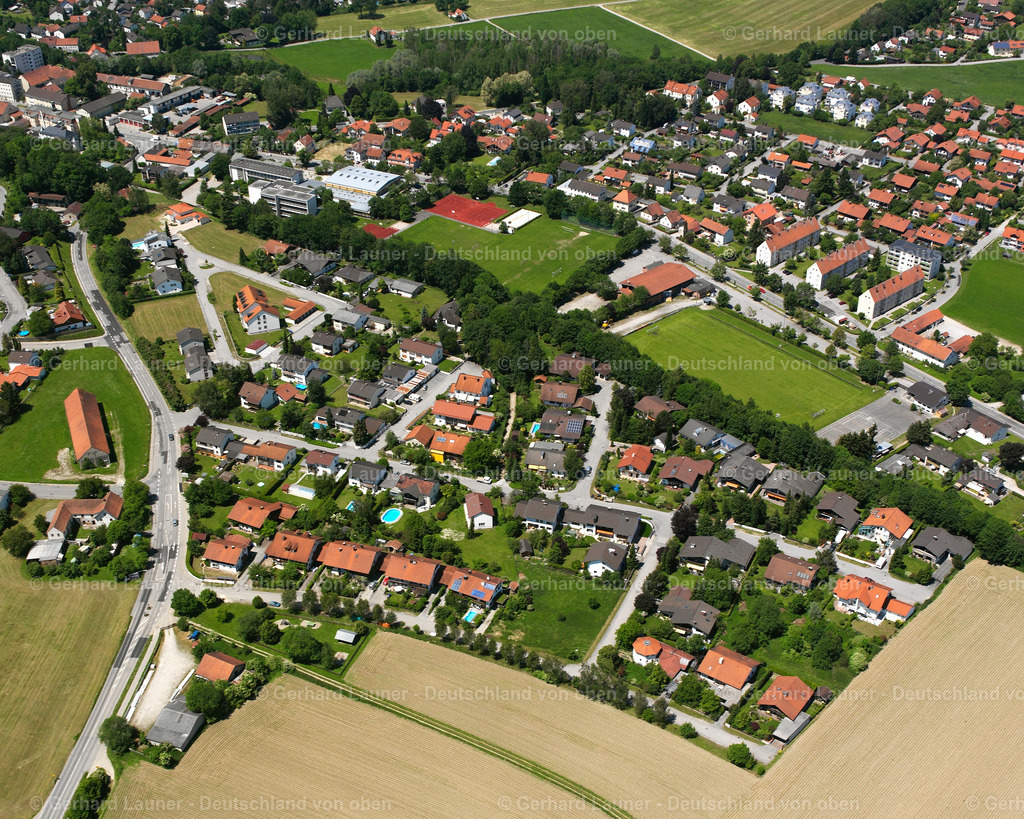 2600609 | NEUöTTING 09.06.2006 Ortsansicht am Rande von landwirtschaftlichen Feldern und Nutzflächen  in Neuötting im Bundesland Bayern, Deutschland // Village view on the edge of agricultural fields and land  in Neuötting in the state Bavaria, Germany Foto: Gerhard Launer