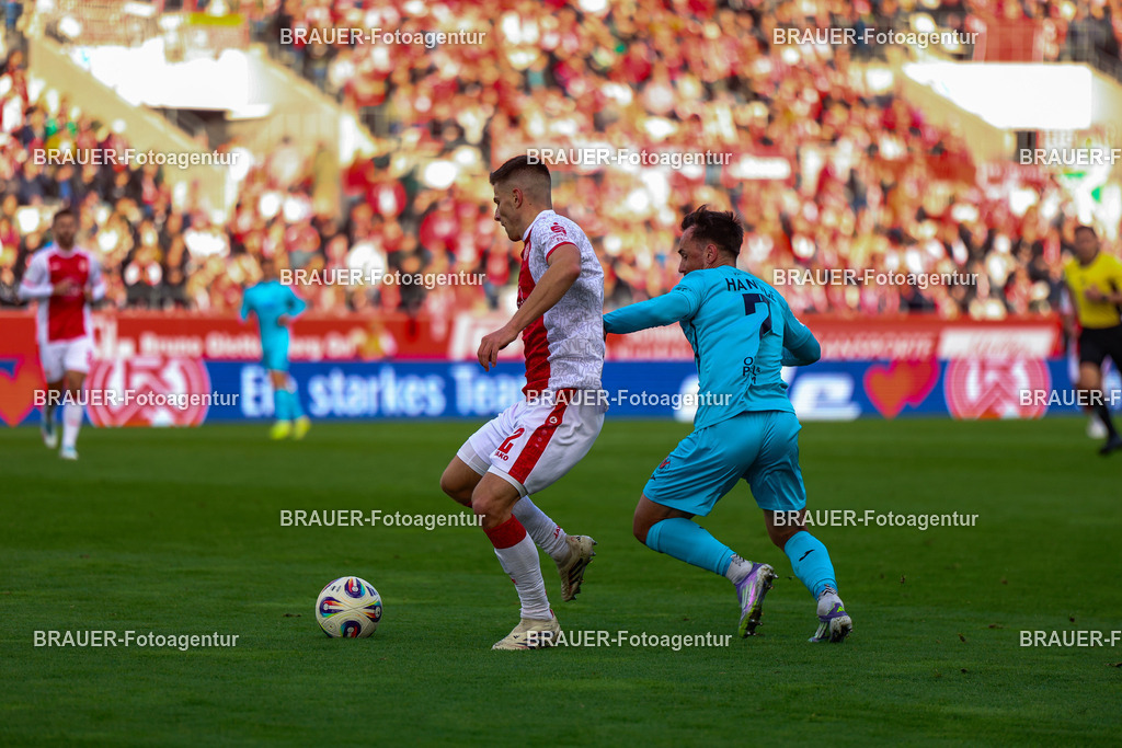 Rot-Weiss Essen - Viktoria Köln - 3.Liga | Essen, Deutschland, 18.10.2025 Michael Kostka  (Rot-Weiss Essen) und Simon Handle (Viktoria Köln)   im Kampf um den Ball während des 3.Liga Spiels zwischen Rot-Weiss Essen- Viktoria Köln im Stadion an der Hafenstraße am 01.08.2025 in Essen. (Foto von Timo Bluhmki-Schmidt/ Brauer Fotoagentur