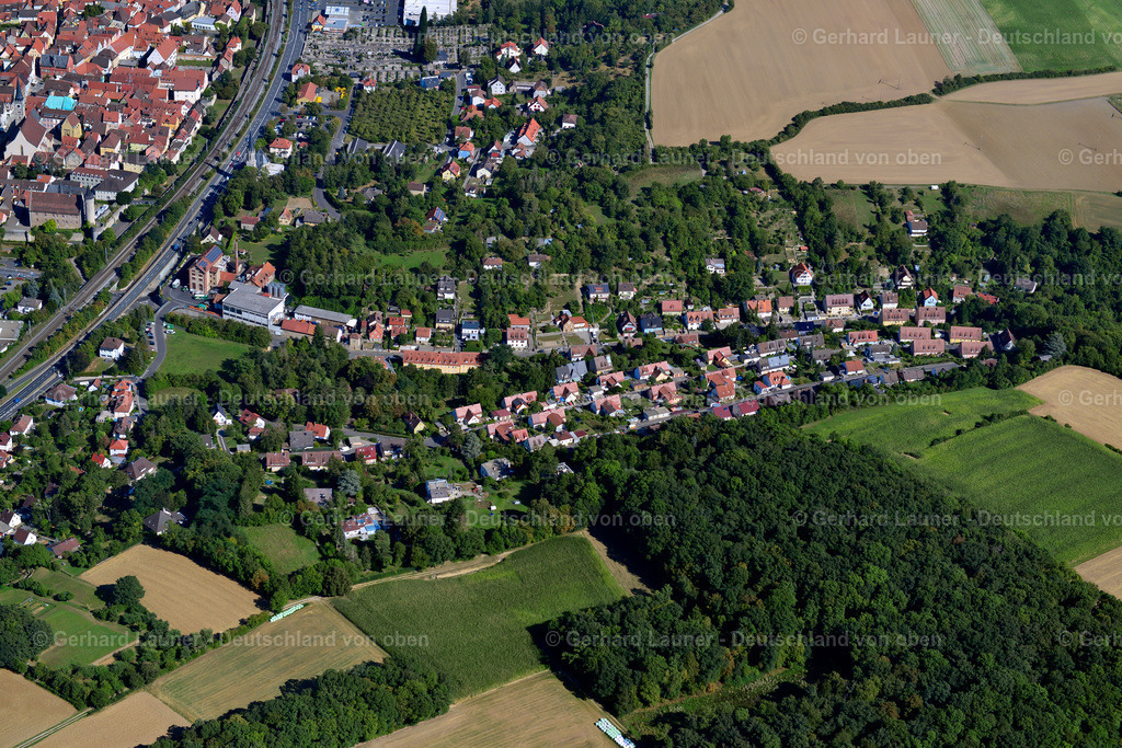 3650374 | Ochsenfurt31.08.2016 Wohngebiet einer Einfamilienhaus- Siedlung am Rande von landwirtschaftlichen Feldern inOchsenfurtim Bundesland Bayern, Deutschland // Single-family residential area of settlement on the edge of agricultural fields in Ochsenfurtin the state Bavaria, Germany Foto: Gerhard Launer