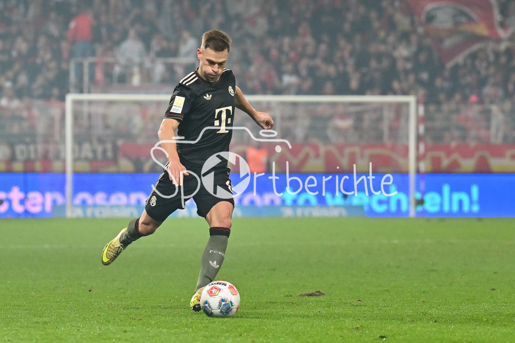 1. FC Union Berlin - FC Bayern München | berlin, DEUTSCHLAND - 8. NOVEMBER: beim Freistoss Joshua KIMMICH (FC Bayern Munich 6) Einzelfoto / Freisteller während dem Bundesligamatch zwischen dem 1. FC Union Berlin und dem FC Bayern München am 10. Spieltag im Stadion an der alten Försterei am 8. November 2025 in Berlin, Germany / DFL REGULATIONS PROHIBIT ANY USE OF PHOTOGRAPHS AS IMAGE SEQUENCES AND/OR QUASI-VIDEO