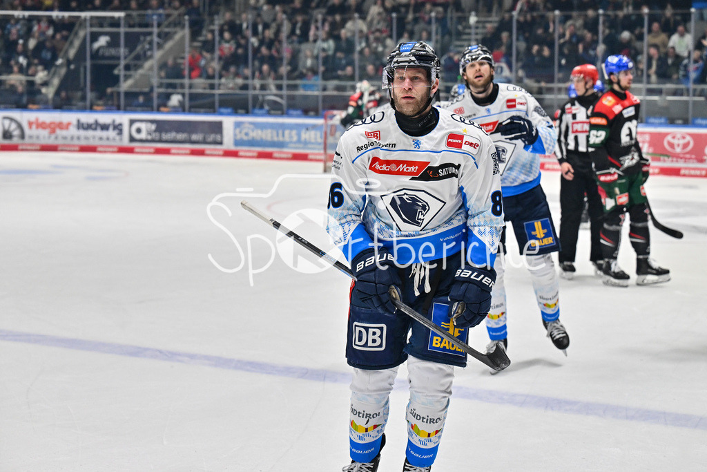 Augsburger Panther - ERC Ingolstadt | Jubel der Gaeste nach dem Treffer zum 1-1 druch Daniel PIETTA (ERC Ingolstadt #86) / Freude / Happy / Tor / Torschuetze / DEL: Augsburger Panther - ERC Ingolstadt, Curt Frenzel Stadion am 26.01.2025