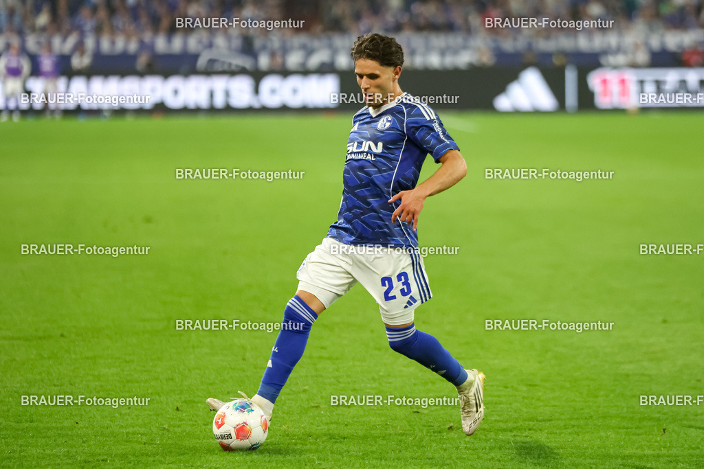 1_S04BER_20250801_4092.JPG -  - FC Schalke 04 - Hertha BSC Berlin - 2. Bundesliga | Gelsenkirchen, Deutschland, 01.08.25: Soufiane El-Faouzi (FC Schalke 04) in Aktion, am Ball, Einzelaktion waehrend des Spiels der 2. Bundesliga zwischen FC Schalke 04 - Hertha BSC Berlin in der Veltins-Arena am 01. August 2025 in Gelsenkirchen, Deutschland. (Foto von Stefan Brauer/Brauer-Fotoagentur)DFB/DFL REGULATIONS PROHIBIT ANY USE OF PHOTOGRAPHS AS IMAGE SEQUENCES AND/OR QUASI-VIDEO.