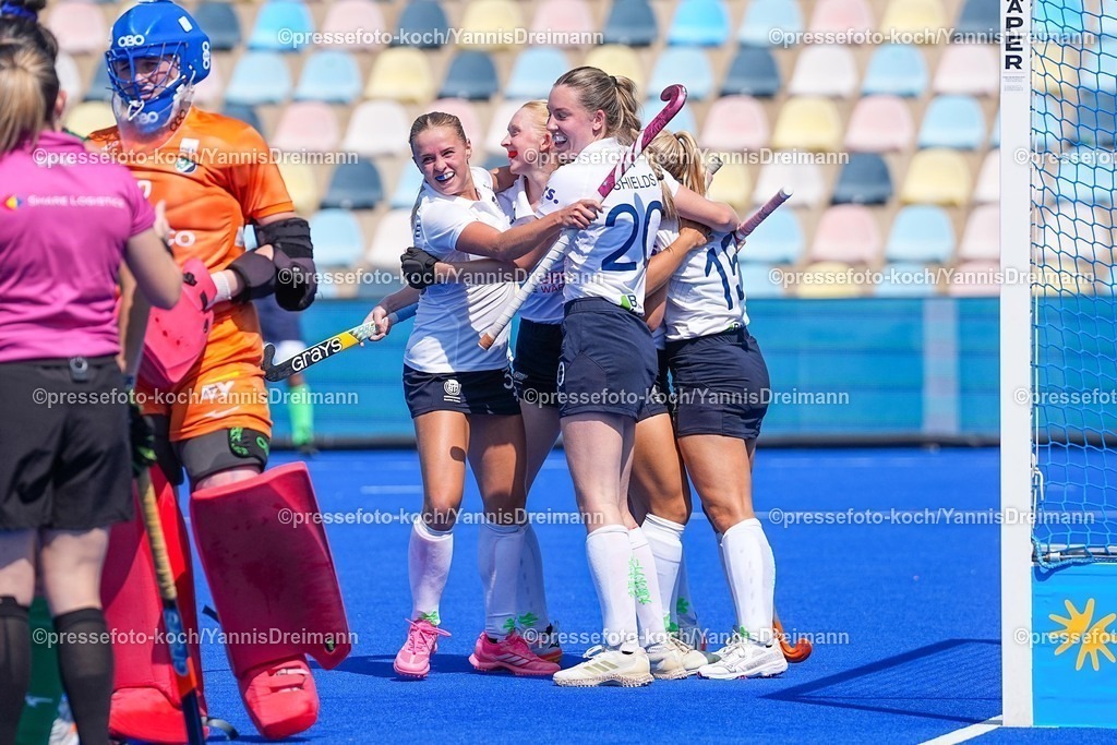 xydrx15082501018 | 15.08.2025, xydrx, Frauen EuroHockey Championship 2025, Gruppe C, Irland - Schottland, Sparkassenpark Mönchengladbach: Torjubel nach dem Tor zum 3:2 für die Schottische Feldhockey Nationalmannschaft durch Torschütze Heather Mc Ewan (SCO #15) zusammen mit Bronwyn Shields (SCO #20)