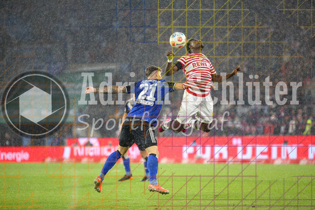 1. FC Köln vs Hamburger SV - 1. Bundesliga  | Köln, Deutschland, 02.11.25:   Nicolai Remberg (Hamburger SV) und Ragnar Ache (1. FC Köln) im Kampf um den Ball waehrend des Spiels der Bundesliga zwischen  1. FC Köln vs Hamburger SV in der RheinEnergieStadion(Foto von Brauer-Fotoagentur / Adrian Schlueter)