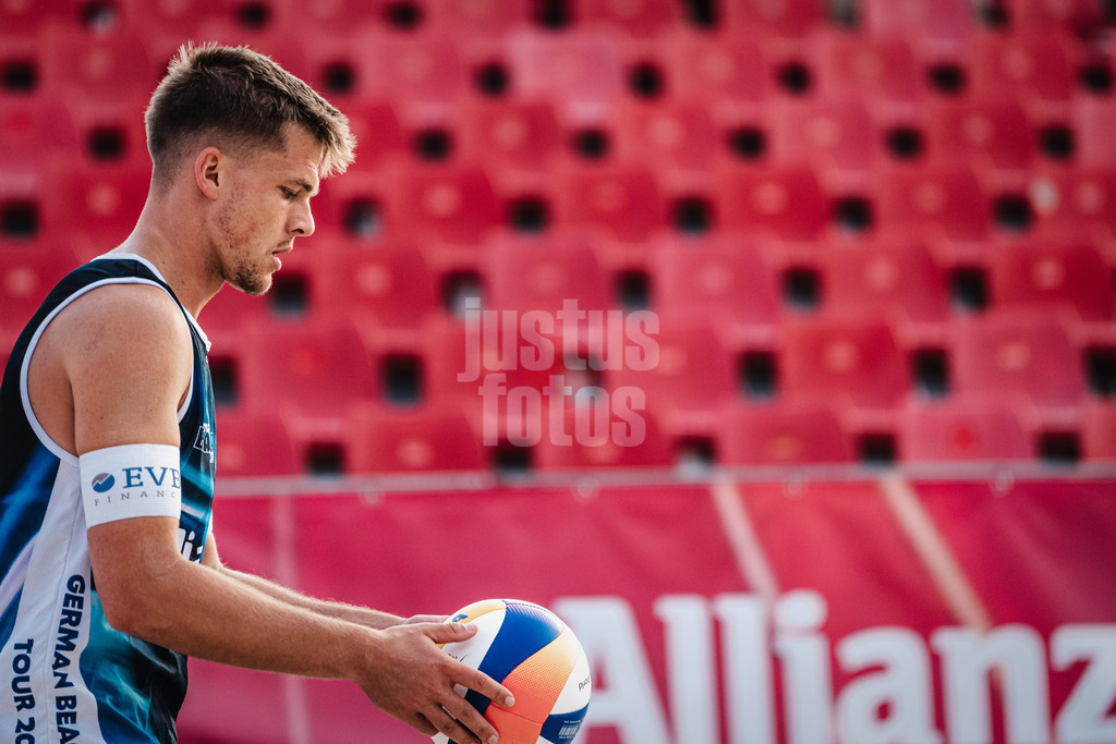 Beachvolleyball | Männer | German Beach Tour 2024 | Tourstop Bremen | 06.06.2024 | Luis Kubo vor dem Aufschlag