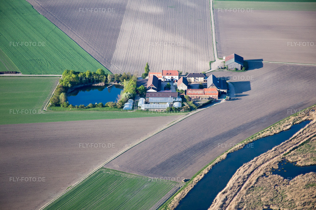 Luftbild: Mückenhäuser Hof im Ortsteil Rheindürkheim in Worms im Bundesland Rheinland-Pfalz in Deutschland. Foto: IMG_077609.jpg vom 23.04.2015 durch Werner Riehm/FLY-FOTO.de