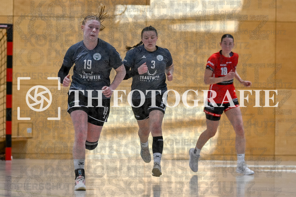 GER, SG Maulburg/Steinen - HB Kinzigtal, Frauen-Handball, Oberliga Suedbaden, 21. Spieltag, Saison 2024/2025, 06.04.2025 | Pia Weichenhein (HB Kinzigtal, #19), Joyce Gebele (HB Kinzigtal, #03)Elisa Geiss (SG Maulburg/Steinen, #19)GER, SG Maulburg/Steinen - HB Kinzigtal, Frauen-Handball, Oberliga Suedbaden, 21. Spieltag, Saison 2024/2025, 06.04.2025Foto: TH Fotografie/Thomas Hess