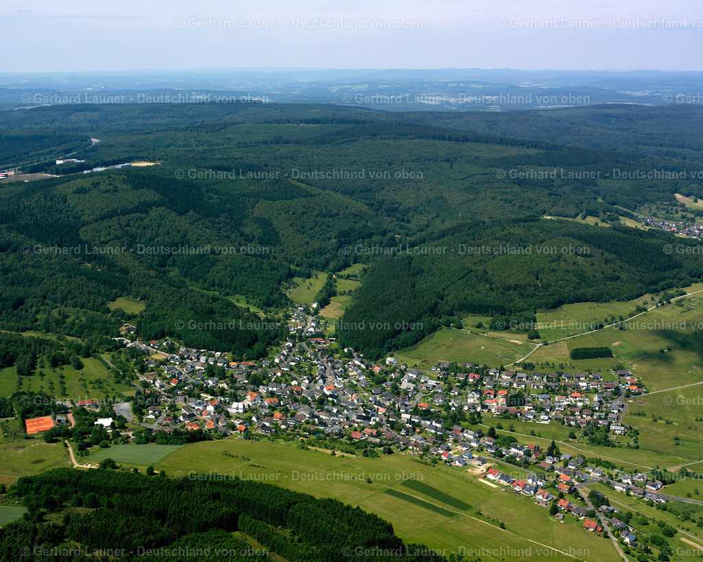 2611133 | SEELBACH 09.06.2006 Ortsansicht am Rande von landwirtschaftlichen Feldern und Nutzflächen  in Seelbach im Bundesland Hessen, Deutschland // Village view on the edge of agricultural fields and land  in Seelbach in the state Hesse, Germany Foto: Gerhard Launer