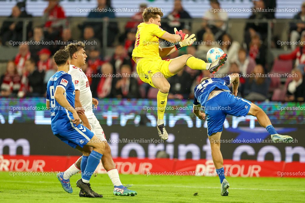 Koe14092401012 | 14.09.2024, 2. Fußball Bundesliga, 1. FC Köln - 1. FC Magdeburg, RheinEnergieSTADION, Saison 2024 2025: Torwart Jonas Urbig (1.FC Köln #40) verteidigt das Tor gegen Connor Krempicki (1.FC Magdeburg #13) und wirbelt dabei wild durch die Luft. DFB regulations prohibit any use of photographs as image sequences and or quasi-video.