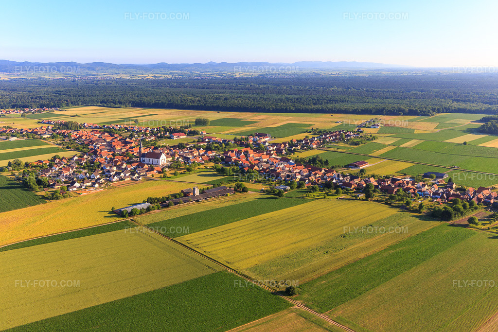 Aerial view: View of the town from the northwest in Schleithal in the state Bas-Rhin, France. – Photo: IMG_100965.jpg taken on 06/17/2017 by Werner Riehm/FLY-FOTO.com – Resolution of the original: 5472 x 3648 px