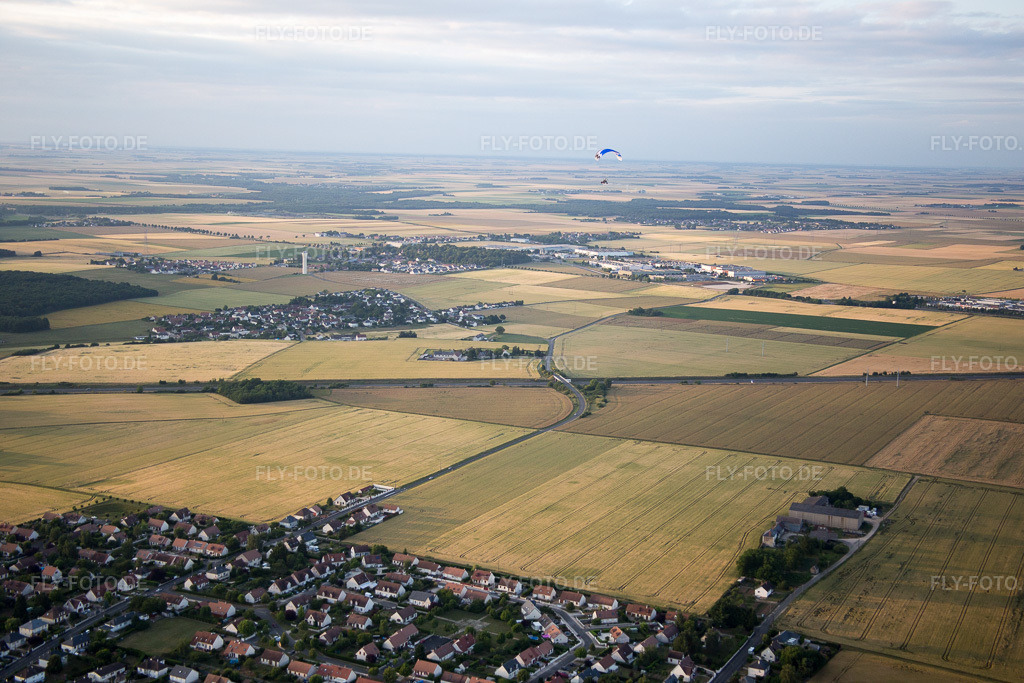Luftbild: Ortsansicht in Saint-Sulpice-de-Pommeray im Bundesland Loir-et-Cher in Frankreich. Foto: IMG_082504.jpg vom 20.06.2015 durch Werner Riehm/FLY-FOTO.de