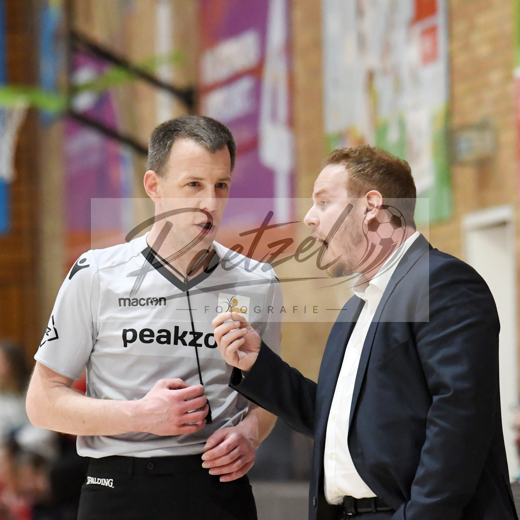 20200126_PANHAL_0056 | Basketball, Frauen: Trainer Mario Zurkowski (GiroLive-Panthers Osnabrück) diskutiert mit dem Schiedsrichter beim Spiel der Toyota DBBL zwischen GiroLive-Panthers Osnabrück vs. GISA LIONS SV Halle am 26.01.2020 im Panthers Dome in Osnabrück, Deutschland.(Foto von Nico Paetzel) - Realisiert mit Pictrs.com