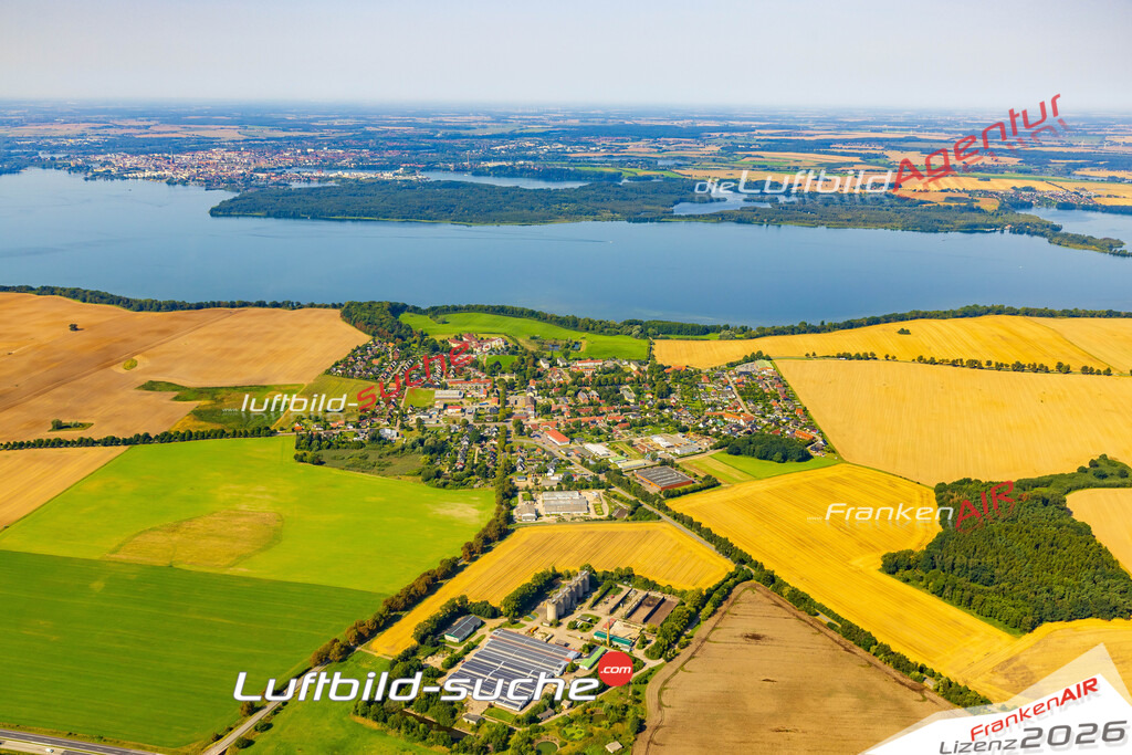 Luftaufnahme der Stadt Leezen - Die Luftaufnahme wurde 2025 vom UL-Flugzeug heraus erstellt ( keine Drohne ) - Hochauflösende Luftaufnahme - für professionelle Ausdrucke geeignet. Die Geschenkidee !Hier alle&nbsp;Infos zur Lizenzierung der LuftaufnahmeWir fliegen auch dieses Jahr wieder in Ihre Region um Luftbilder zu erstellen.- Luftbild anfragen