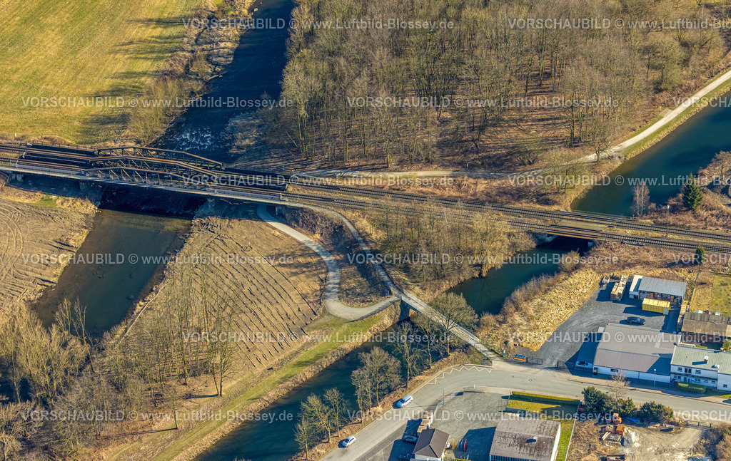 Wickede250305773 | Luftbild, Fluss Ruhr und Obergraben mit Eisenbahnbrücke und Fußgängerbrücke, Wickede, Soester Börde, Nordrhein-Westfalen, Deutschland