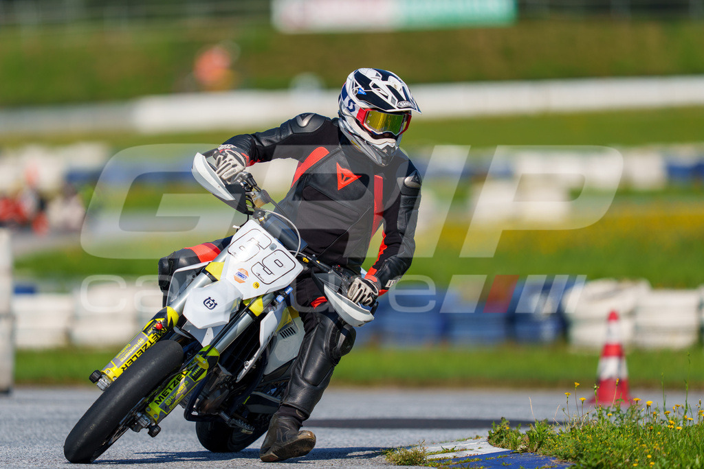 SuperMoto_Staatsmeisterschaft_Greinbach_203 | GRIPcapture steht für authentische Sportfotografie in Österreich – für Momente, die mehr sind als Geschwindigkeit oder Ergebnis. Es geht um Emotion, Spannung, Fokus und den Augenblick, der oft nur einen Wimpernschlag dauert.Ob Motorsport, Teamsport oder 