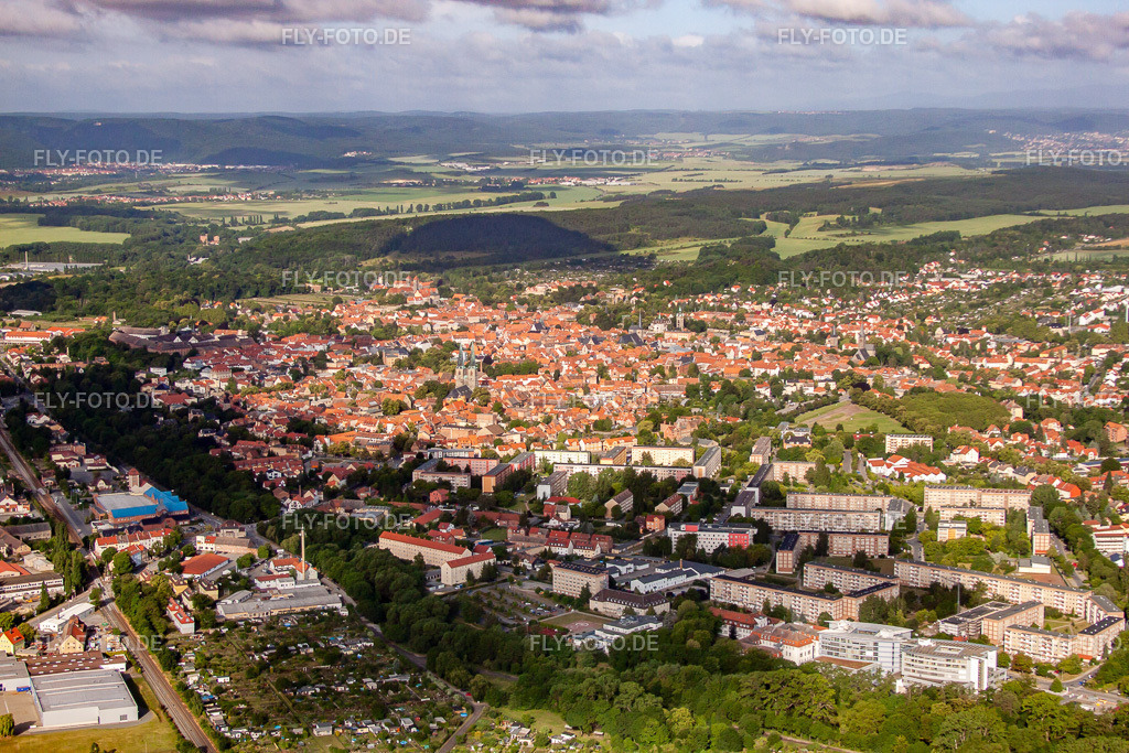 Stadtansicht vom Innenstadtbereich | Luftbild: Stadtansicht vom Innenstadtbereich in Quedlinburg im Bundesland Sachsen-Anhalt in Deutschland. Foto: IMG_58429.jpg vom 30.06.2013 durch Werner Riehm/FLY-FOTO.de - Realisiert mit Pictrs.com