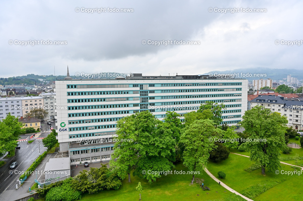 Oesterreichische Gesundheitskasse_ OeGK_ 15.05.2023-1 | 15.05.2023, Gruberstrasse Linz, AUT, Oesterreichische Gesundheitskasse, OoeGK, im Bild OeGK, Oesterreichische Gesundheitskassa, Ooe, Gebaeude, Logo, Tafel, Rueckseite