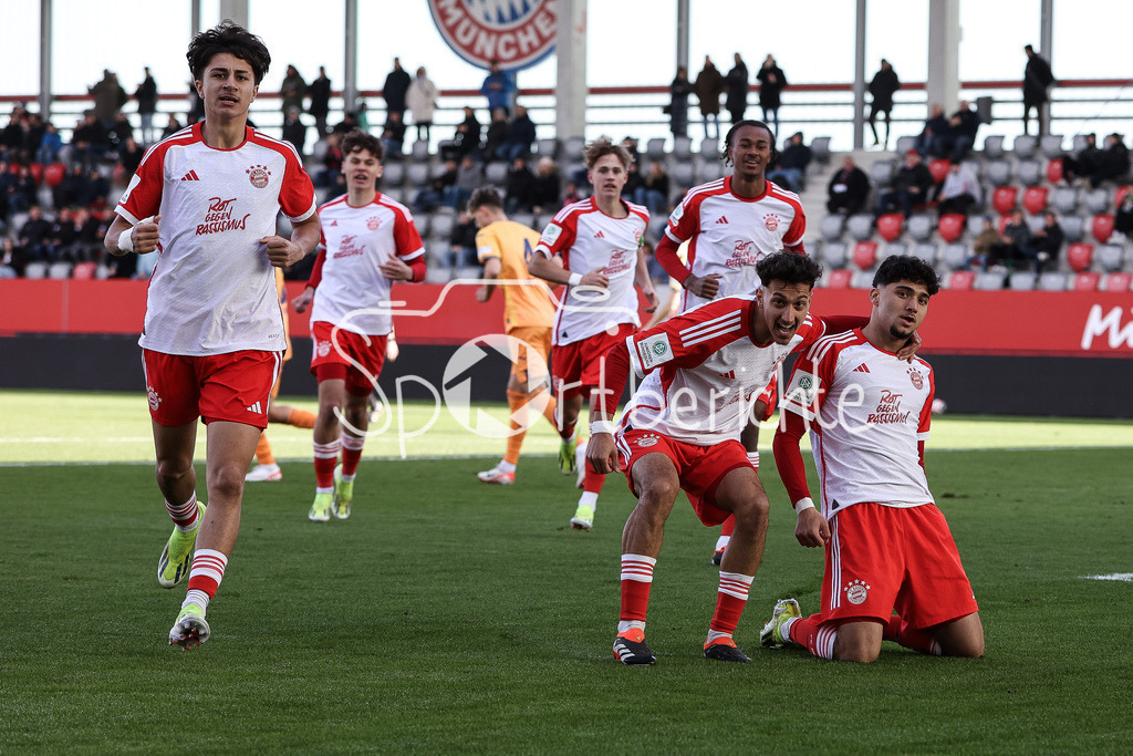FC Bayern München U19 - TSG 1899 Hoffenheim U19 | Jubel nach dem Treffer zum 1-o fuer den FC Bayern durch Emirhan DEMIRCAN (FCB #11) / Torschuezte / Tor / Freude / Happy
