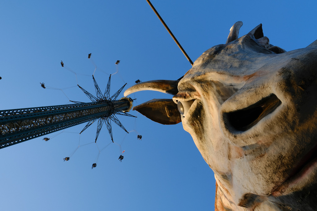 Praterturm mit einem Stierkopf | Wien, Austria - February 27, 2019: Prater; Praterturm mit einem Stierkopf im Vordergrund. - Realisiert mit Pictrs.com