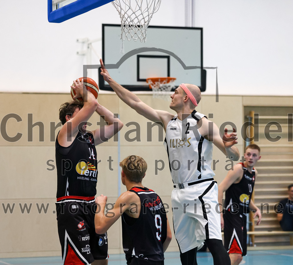 2022-10-16_075_TSV_Vaterstetten_gegen_Baskets_Vilsbiburg_2 | Vaterstetten, Deutschland, 16.10.2022:
Basketball, Bayernliga Herren Südost 2022 / 2023, 1. Spieltag, TSV Vaterstetten gegen Baskets Vilsbiburg 2, Endergebnis: 83:64

M. Engel (Baskets Vilsbiburg, #14), M. Urbanke (Baskets Vilsbiburg, #9), Christian Balszuweit (TSV Vaterstetten, #2)

Foto: Christian Riedel / fotografie-riedel.net