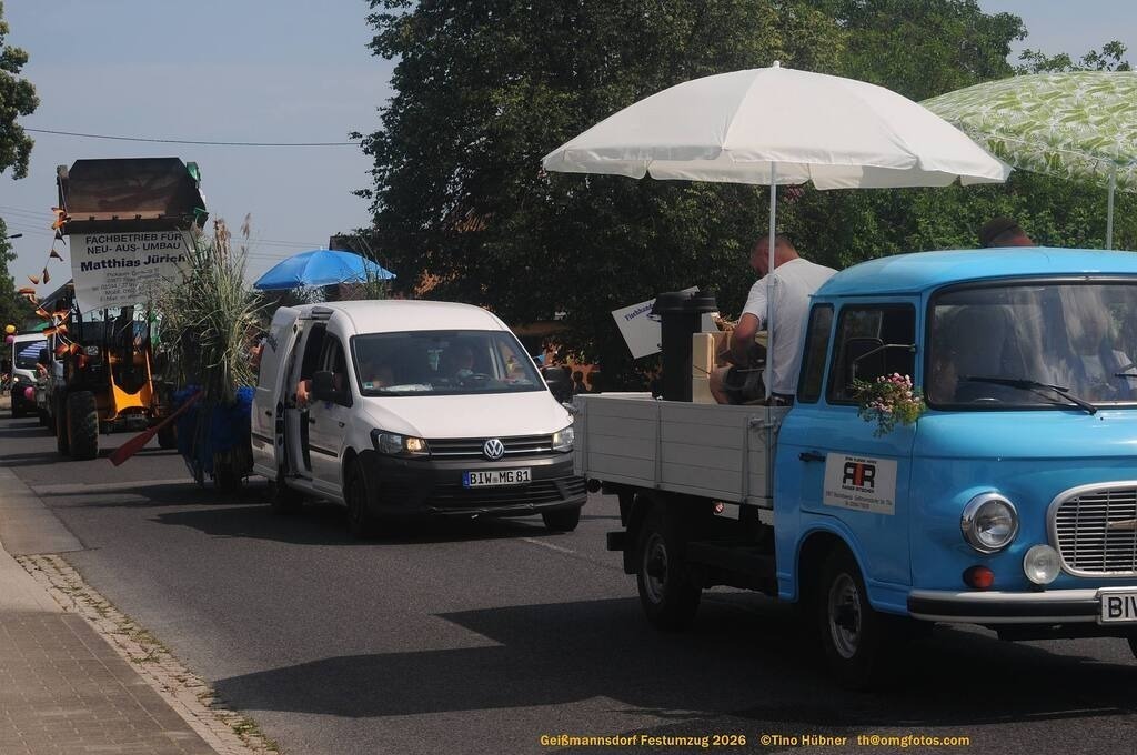 Geißmannsdorf-2026-Festumzug-166 | Festumzug in Geißmannsdorf bei Bischofswerda im Juni 2026. Fotografische Eindrücke und Momentaufnahmen vom Festumzug anläßlich des 800-jährigen Bestehens von Geißmannsdorf - mit Teilnehmern und Gästen, Strohpuppen und geschmückten Vorgärten und Grundstücken - Realisiert mit Pictrs.com