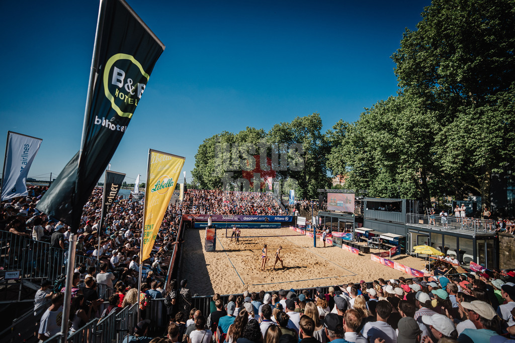 Beachvolleyball | Frauen | Allianz German Beach Tour 2025 | Tourstop Düsseldorf | 11.05.2025 | Das ausverkaufte Stadion am Rheinufer