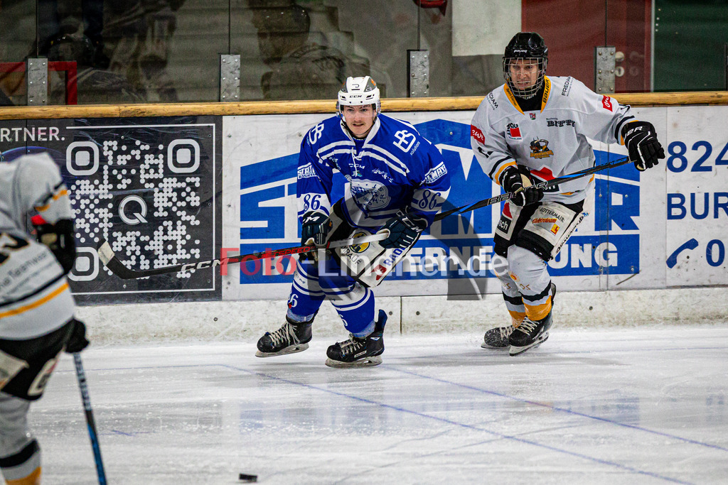 SC Forst NATURE BOYS gegen WANDERERS Germering | Eishockey Landesliaga Herren Gruppe A 2024/2025, SC Forst NATURE BOYS gegen WANDERERS Germering, 20241025,Tim VOGL (Nature Boyz 86) in Aktion,2024-10-25 in Peißenberg (Eisstadion Peißenberg), Tim VOGL (Nature Boyz 86), Nico ROSSI (WANDERERS Germering 11)Copyright: WolfgangxLindner www.foto-lindner.de