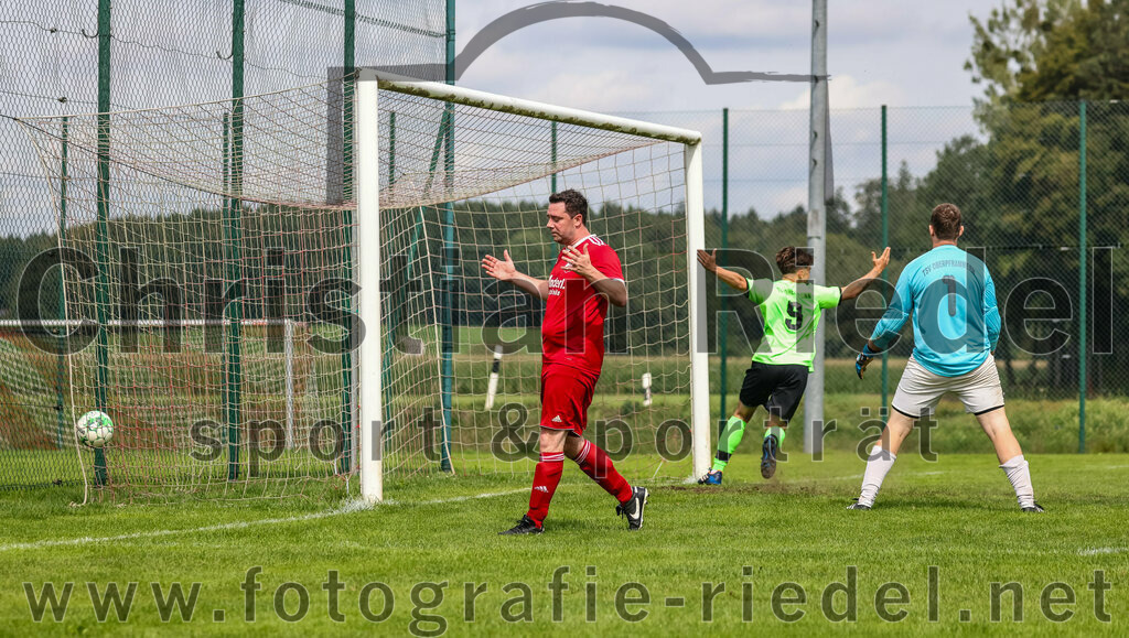 2023-09-03_025_TSV_Oberpframmern_II_gegen_TSV_Hohenbrunn_II | Oberpframmern, Deutschland, 03.09.2023:
Fußball, B-Klasse 2023 / 2024, 3. Spieltag, TSV Oberpframmern II gegen TSV Hohenbrunn II, Endergebnis: 0:2

Benjamin Hintze (TSV Oberpframmern, #3), Maik Barkic (TSV Hohenbrunn, #9), Torwart Andreas Kronester (TSV Oberpframmern, #1)

Foto: Christian Riedel / fotografie-riedel.net