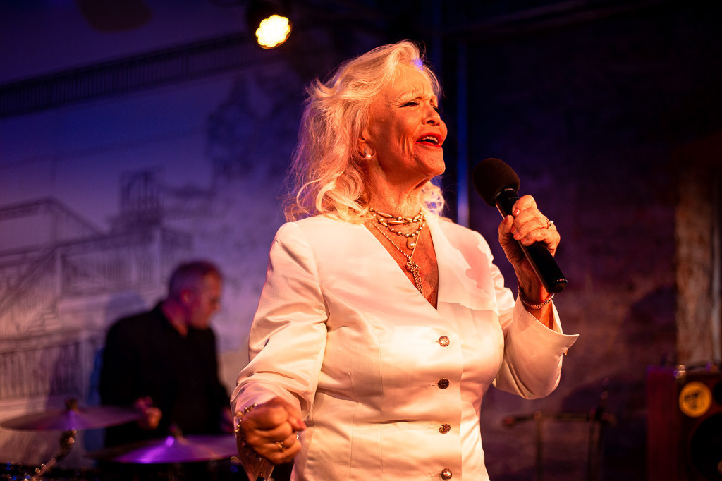 Konzert Dorit Gäbler | Dorit Gäbler im Forte Belvedere Leisnig zum Festival Hallo Leisnig 2022. - Realisiert mit Pictrs.com