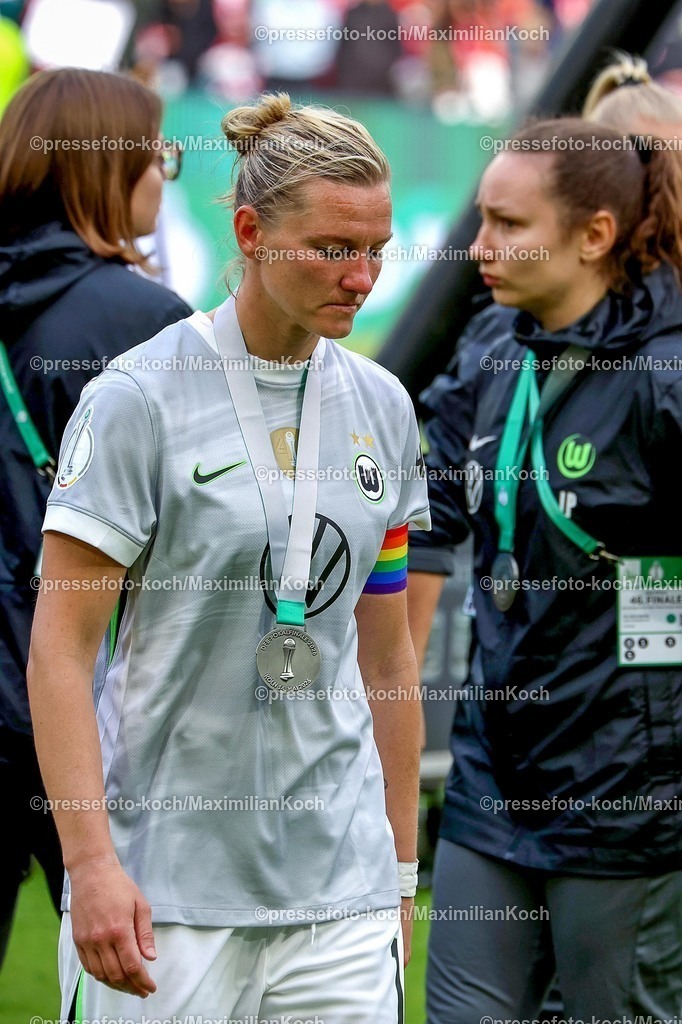 xsscx14052601069 | 2026.05.14, xsscx, Fußball, Finale DFB-Pokal Frauen, VfL Wolfsburg -  FC Bayern München, Saison 2025 2026, Rhein-Energie-Stadion in Köln: Alexandra Popp (VfL Wolfsburg #11) traurig nach der Niederlage DFB regulations prohibit any use of photographs as image sequences and or quasi-video. Photo: xSandraxScherningxPressefotoKochx