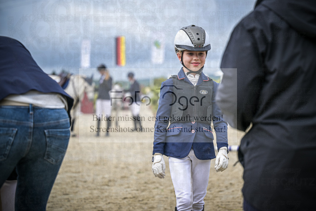 DOS_0421 | Entdecke hochwertige Reitturnierfotos von Foto Oger. Professionell, emotional und authentisch – jetzt Lieblingsmomente im Shop bestellen.Deutschlandweite Turnierfotografie. - Realisiert mit Pictrs.com