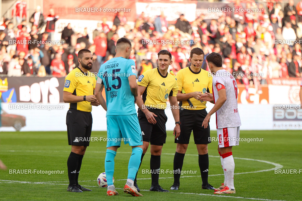 Rot-Weiss Essen - Viktoria Köln - 3.Liga | Essen, Deutschland, 18.10.2025 Schiedsrichtergespann, Christoph Greger (Viktoria Köln)  und Ahmet Arslan  (Rot-Weiss Essen) begrüßen sich während des 3.Liga Spiels zwischen Rot-Weiss Essen- Viktoria Köln im Stadion an der Hafenstraße am 01.08.2025 in Essen. (Foto von Timo Bluhmki-Schmidt/ Brauer Fotoagentur
