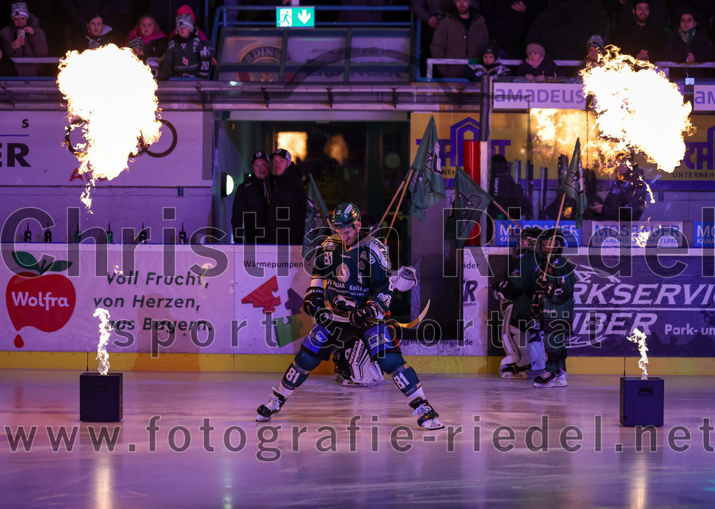 2025-12-28_036_TSV_Erding_gegen_onesto_Tigers_Bayreuth | Erding, Deutschland, 28.12.2025:Eishockey, Oberliga Süd 2025 / 2026, 31. Spieltag, TSV Erding gegen onesto Tigers Bayreuth, Endergebnis: 6:5 n.V.Maximilian Forster (Erding Gladiators, #81)Foto: Christian Riedel / fotografie-riedel.net