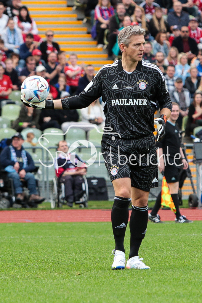 FC Bayern Muenchen - TSV 1860 Muenchen | Hans-Joerg Butt (FCB #22) am Ball