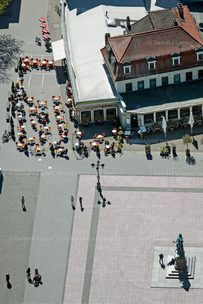 4026823 | WEIMAR 07.05.2020 Tische und Sitzbänke der Freiluft- Gaststätten des "Eiscafé Venezia" am Theaterplatz in Weimar im Bundesland Thüringen, Deutschland. // Tables and benches of open-air restaurants of "Eiscafe Venezia" on Theaterplatz in Weimar in the state Thuringia, Germany. Foto: Gerhard Launer