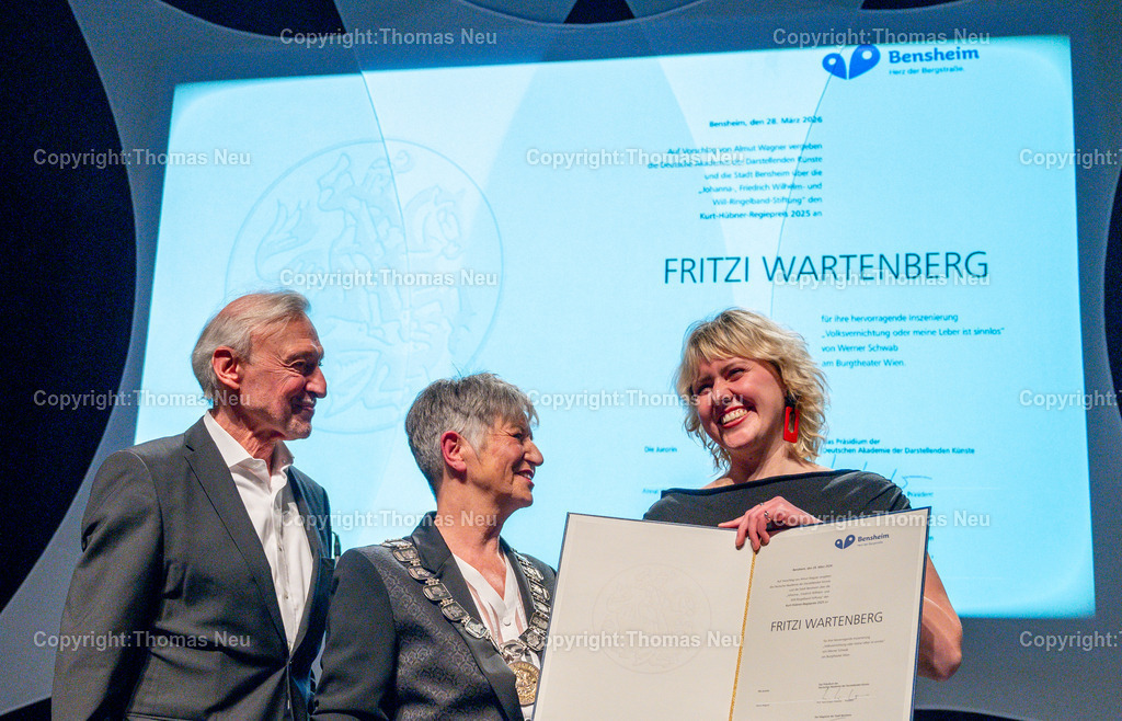 kurt-huebner-regiepreis-fritzi-wartenberg-bensheim-fotografie-thomas-neu.jpg-12 | Im Parktheater Bensheim fand am 28. März 2026 die Verleihung des Eysoldt-Rings 2025 statt – eine der bedeutendsten Auszeichnungen für Schauspielkunst im deutschsprachigen Raum. Der Preis ging an Thomas Schmauser, der für seine herausragende darstellerische Leistung geehrt wurde.Im Rahmen der Veranstaltung wurde außerdem der Kurt-Hübner-Regiepreis an Fritzi Wartenberg verliehen, die für ihre besondere künstlerische Handschrift und Regiearbeit ausgezeichnet wurde. Bild zeigt den Präsidenten der Deutschen Akademie der Darstellenden Künste Prof. Hans-Jürgen Drescher, die Bensheimer Bürgermsiterin Christrine Klein und Fritzi Wartenberg, ,Bild: Thomas Neu
