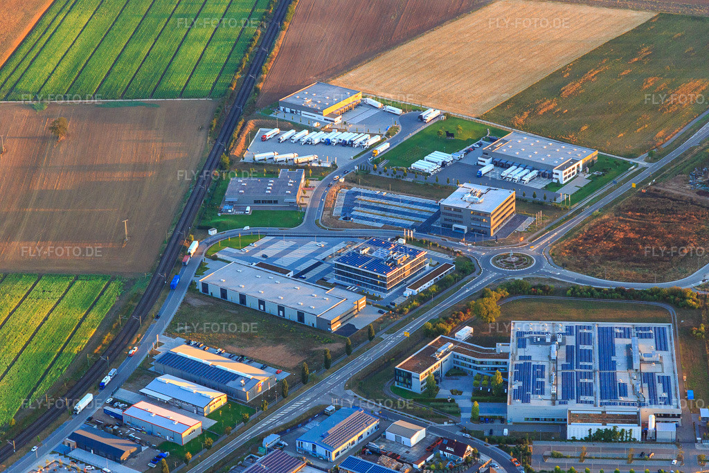 Luftbild: Industriegebiet Im Speyerer Tal mit Markthalle 5, Resinnovation GmbH, Kardex Software GmbH und ITK Engineering GmbH in Rülzheim im Bundesland Rheinland-Pfalz in Deutschland. – Foto: IMG_110811.jpg vom 08.09.2018 durch Werner Riehm/FLY-FOTO.de – Auflösung des Originals: 5472 x 3648 px – TOMSLOT88 * Provider – der resinnovation GmbH - Wir sind das Kunstharz – Offizielle von Kardex | Kardex Remstar | Kardex Mlog – ITK Engineering - Ihr Partner für Digital Engineering
