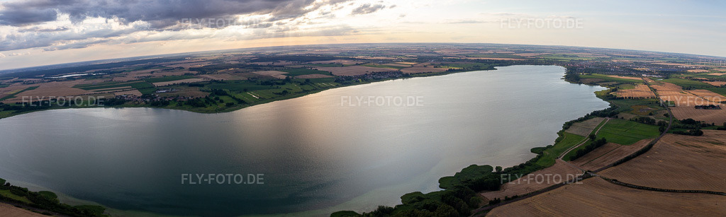 Luftbild: Panorama des Unteruckersee im Ortsteil Seelübbe in Prenzlau im Bundesland Brandenburg in Deutschland. Foto: IMG_116180-Pano.jpg vom 17.07.2019 durch Werner Riehm/FLY-FOTO.deAuflösung des Originals: 8120 x 2435 px