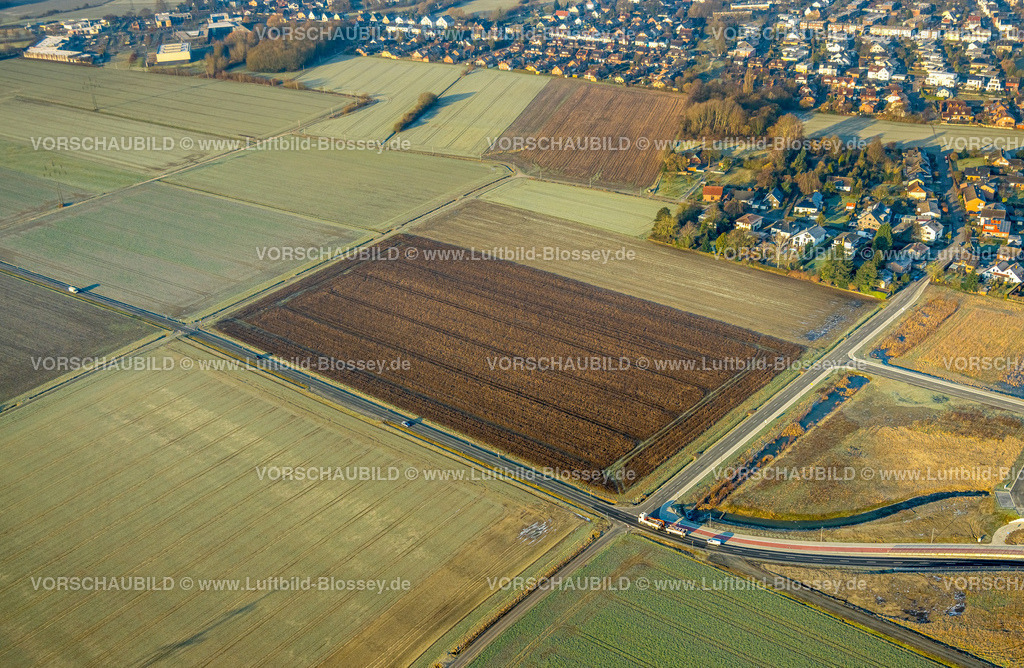 Hamm250200523Rhynern | Luftbild, Südfeldweg Anschluss zum Bahnhof Westtünnen, Wiesen und Felder mit rechteckigem Muster,  mögliches Baugebiet Dierhagenweg, Stadtbezirk Rhynern, Hamm, Ruhrgebiet, Nordrhein-Westfalen, Deutschland