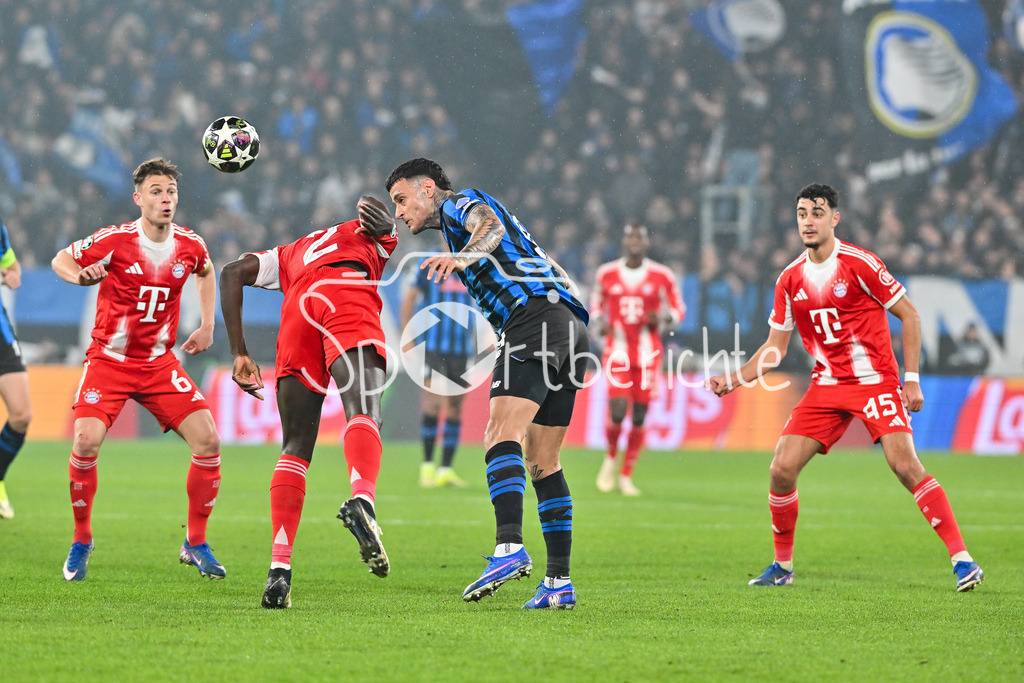 Atalanta Bergamo - FC Bayern München | BERGAMO, ITALY - 10. MARCH: tackle between Dayot UPAMECANO (FC Bayern Munich 2) and Gianluca SCAMACCA (Atalanta Bergamo 9) during the UEFA Champions League match between Atalanta Bergamo vs. FC Bayern Munich on first leg of round of 16 at New Balance Arena