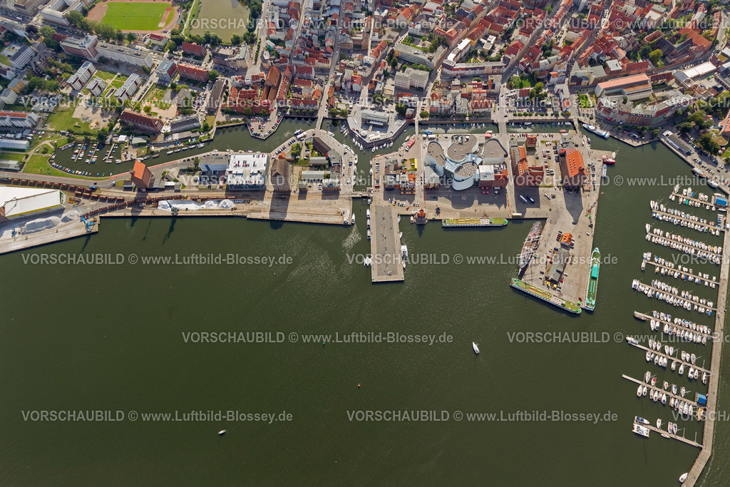 Stralsund12082055 | Hafen, Marina mit dem Deutsche Meeresmuseum und dem Ozeaneum, Stralsund, mit der von Wasser umgebenen Altstadtinsel am Strelasund,  Stralsund, Ostsee, Mecklenburg-Vorpommern, Deutschland, Europa