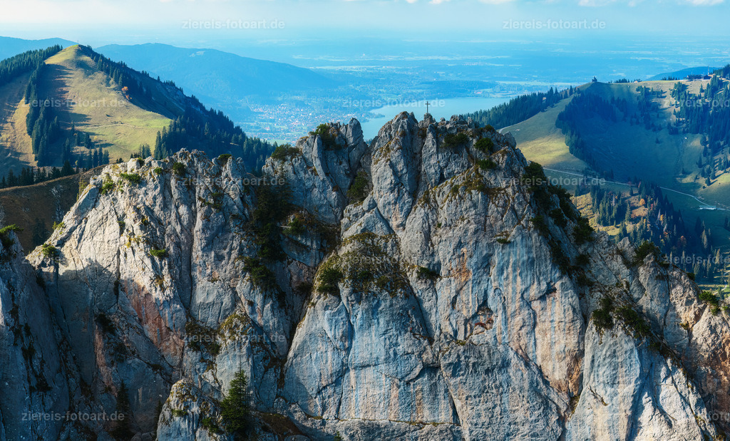 Der Plankenstein mit dem Tegernsee im Hintergrund | Der Plankenstein mit dem Tegernsee im Hintergrund - Realisiert mit Pictrs.com