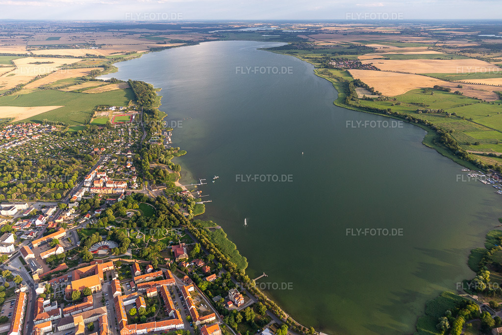 Luftbild: Unteruckersee von Norden mit Uferpromenade und Freilichtbühne Prenzlau im Seepark Prenzlau in Prenzlau im Bundesland Brandenburg in Deutschland. Foto: IMG_116222.jpg vom 17.07.2019 durch Werner Riehm/FLY-FOTO.de
