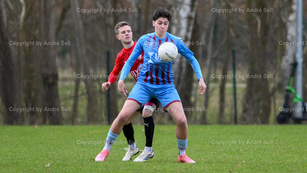SSG Rot-Schwarz Kiel vs SC Weiche Flensburg II | Jonas Hillmer (Kiel #24) vs Enes Kaya (Weiche #11) / Fußball-Landesliga Schleswig Männer 2025/2026 / SSG Rot-Schwarz Kiel vs SC Weiche Flensburg II / Sportplatz Meimersdorf / Kiel / 14.03.26 - Realisiert mit Pictrs.com