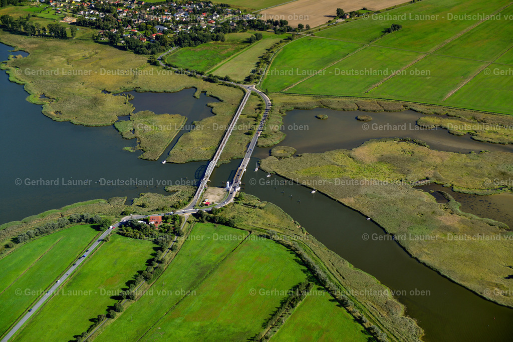 Meiningenbrücke bei Bresewitz | Nationalpark Vorpommersche Boddenlandschaft, ZINGST 25.08.2016 Straßen- Brückenbauwerk " Meiningenbrücke " in Zingst an der Ostseeküste im Bundesland Mecklenburg-Vorpommern, Deutschland.