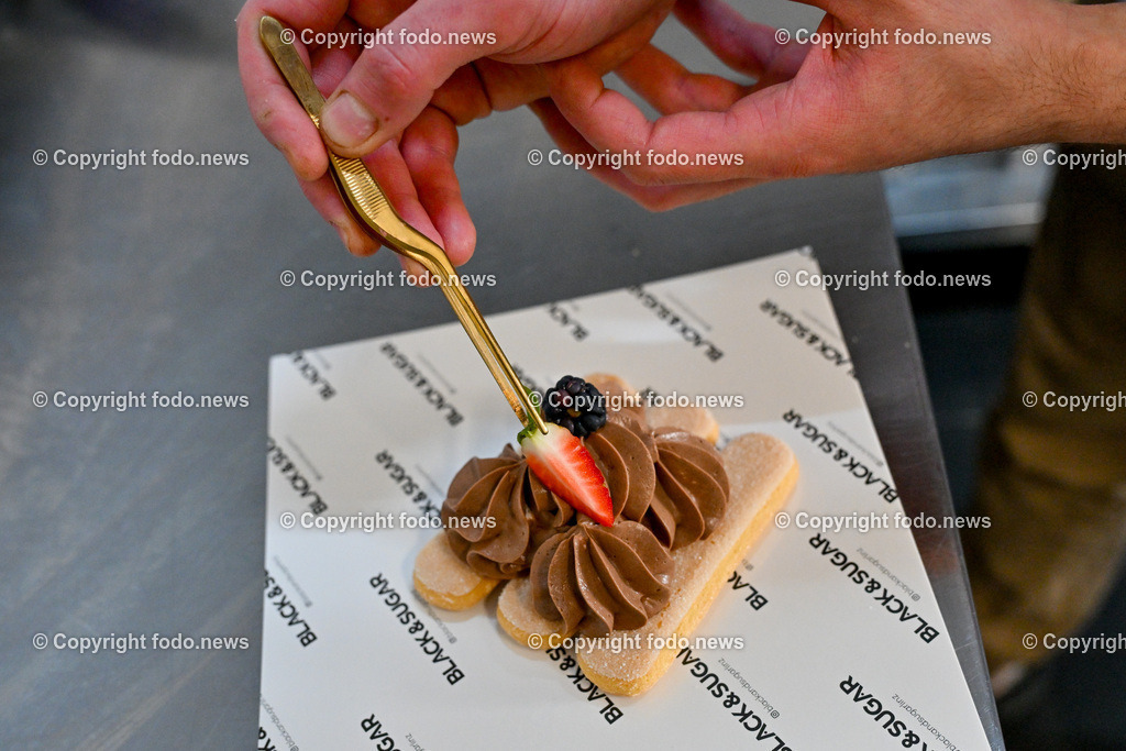 Linz_ Black and Sugar_ 13.04.2024-17 | 13.04.2024, Linz, AUT, Mozartstrasse, Black and Sugar, im Bild Konditor beim Zubereiten einer Suessspeise