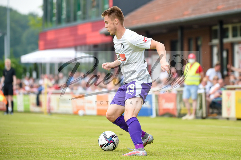 BSBOSN_20210626_0105 | Fussball, Herren: Davide Itter (VfL Osnabrueck) in Aktion, am Ball, Einzelaktion beim Testspiel zwischen TuS Bersenbrueck und VfL Osnabrueck im Hasestadion am 26.06.2021 in Bersenbrueck, Deutschland. - Realisiert mit Pictrs.com