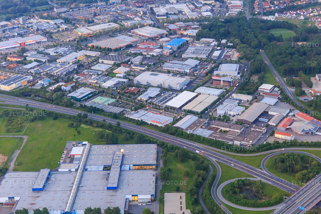 Luftbild: Industriegebiet Hafen-Ost (Friedrich-Rätzer-Straße und Silbersteinstraße) am Abend mit MediaMarkt Schweinfurt, Kunststofftechnik Ros GmbH & Co. KG und MAINCOR Rohrsysteme GmbH & Co. KG in Schweinfurt im Bundesland Bayern in Deutschland. – Foto: IMG_099704.jpg vom 24.05.2017 durch Werner Riehm/FLY-FOTO.de – Auflösung des Originals: 5472 x 3648 px – MediaMarkt Schweinfurt | Dein Elektromarkt vor Ort – Kunststofftechnik ROS GmbH & Co. KG – Maincor Rohrsysteme - Service for You, Made in Germany - Maincor